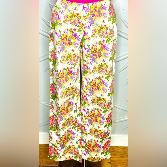 Liz Claiborne Pants - EUC Liz Claiborne SZ 4 white straight legged pant w/floral design, waist 28”